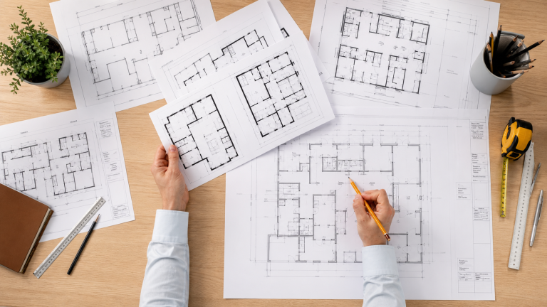 Dessinateur travaillant sur un plan d'architecture