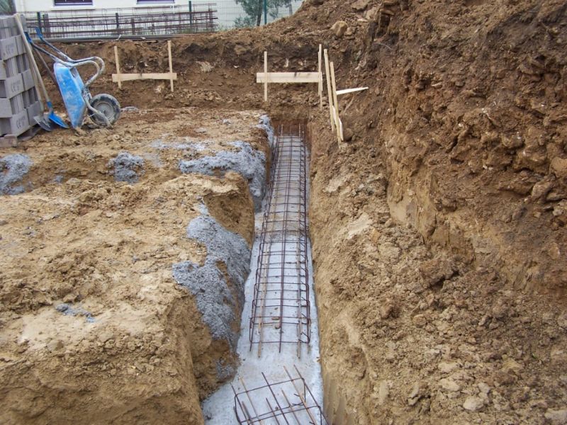 Semelle filante en béton armé sous mur porteur — ferraillage en cours